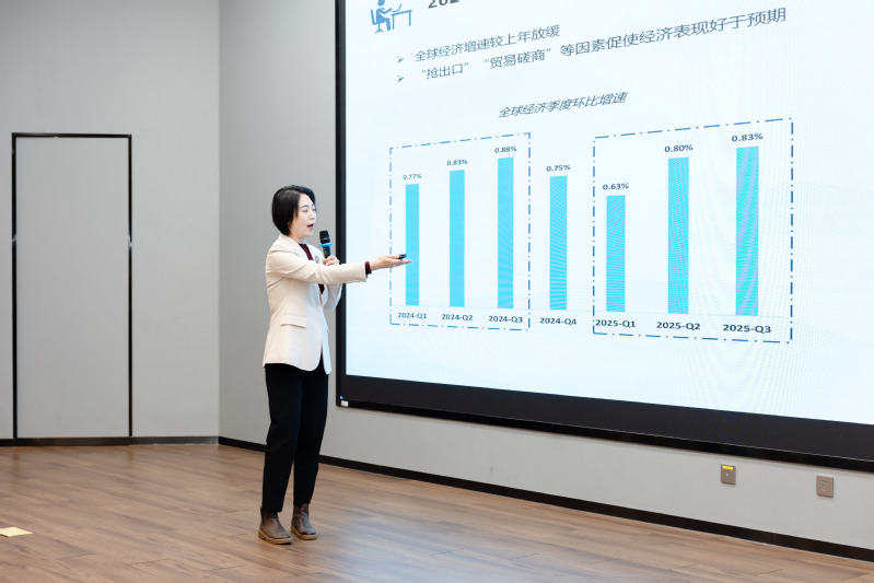 04 张倩作报告《2025年纺织行业经济运行分析与2026年市场需求展望》